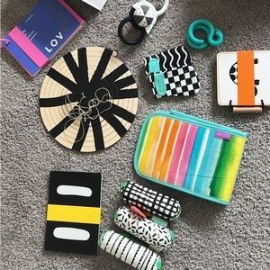 Lovevery The Looker play kit for 0-2 months